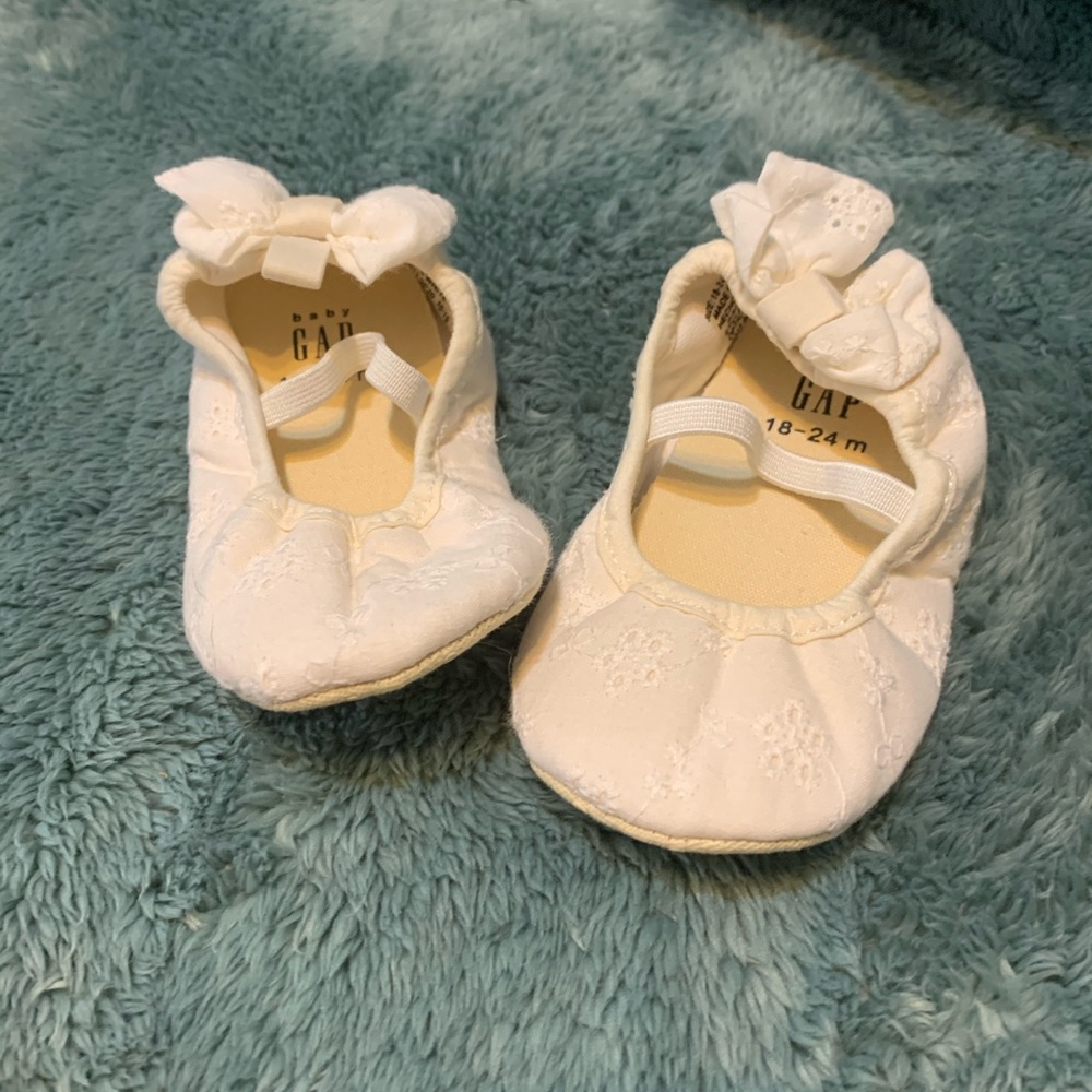 Baby Gap size 18-24 months white shoes